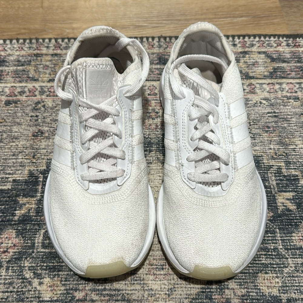 White adidas 7.5